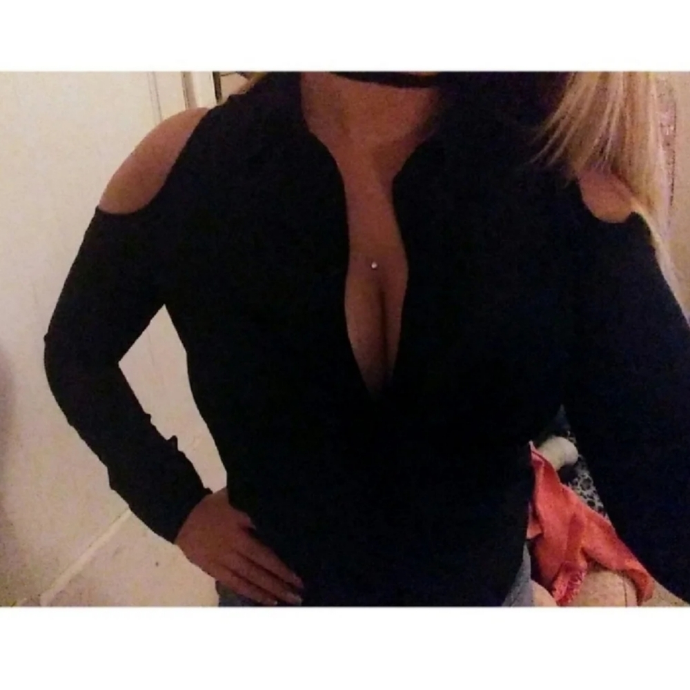 Guess cold shoulder shirt